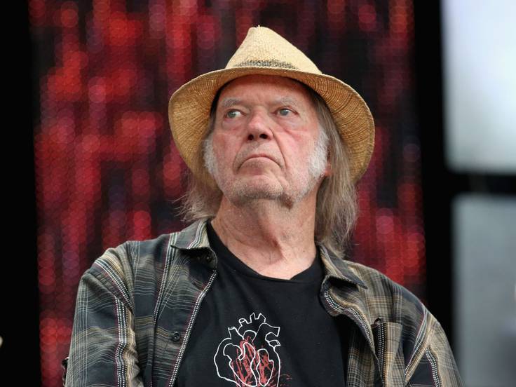 Neil Young retirará sus canciones de Spotify si no eliminan un pódcast antivacunas | Actualidad | Cadena SER