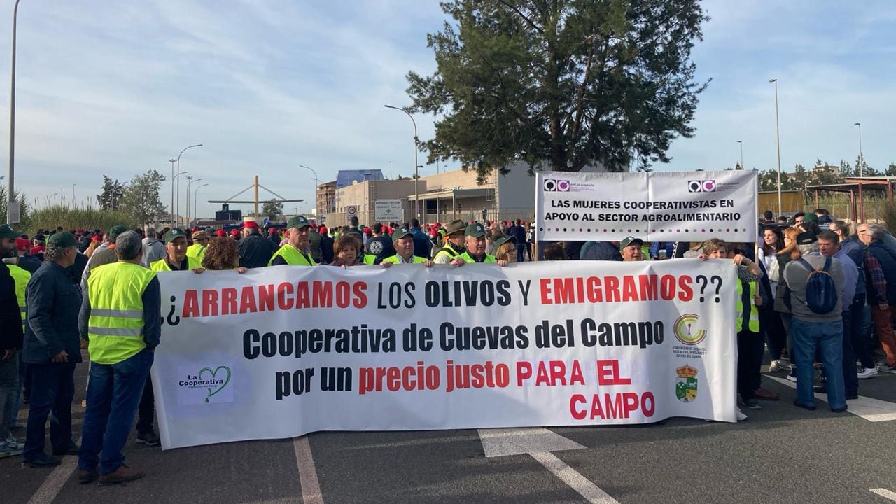 Las protestas del campo en Granada bloquean el Puerto de Motril,  cortan la A-44 y suspenden la Vuelta a Andalucía