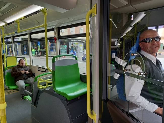 Pasajeros y conductor del autobús urbano en Jaén.