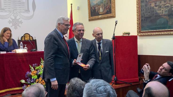 Salomón Hachuel recoge la Medalla José María Izquierdo del Ateneo por los 33 años de continua colaboración en la Operación Buena Gente