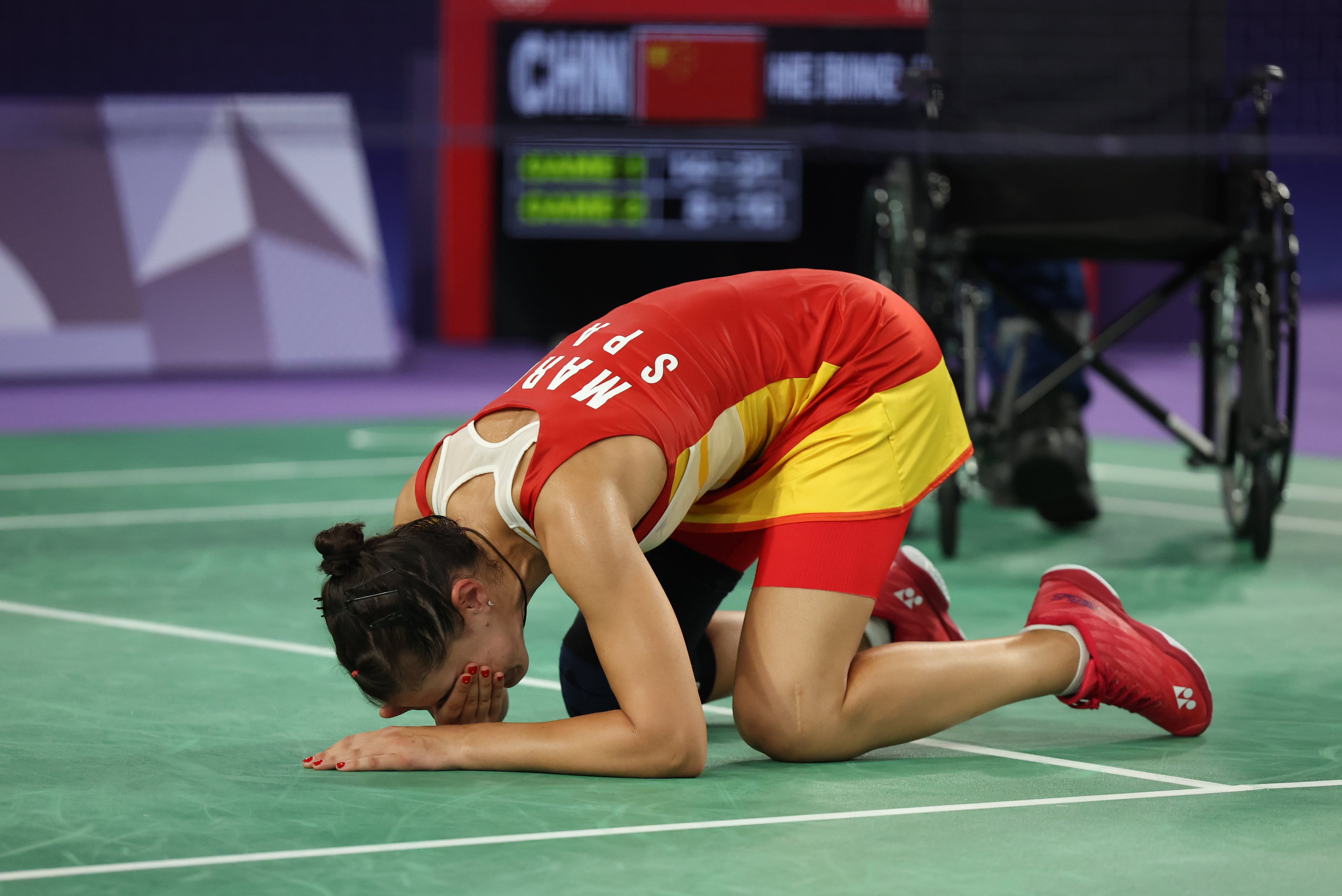 Carolina Marín deja en el aire su futuro tras la lesión en París: "Tengo el alma totalmente destrozada, no sé si volveré a coger una raqueta"