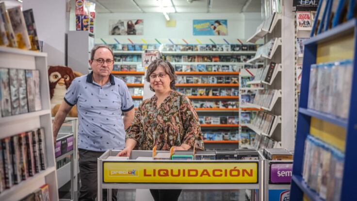 Juan y Magdalena, gerentes del videoclub Valle en Petrer, sobre el cierre del negocio