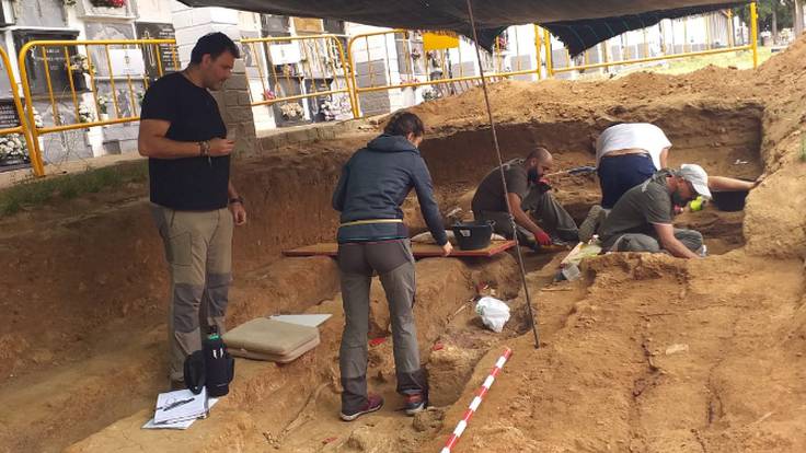 Entrevista con Carmen Jiménez y Luis Tovar arqueóloga y antropólogo de la Sociedad Aranzadi que interviene en la fosa común del cementerio de Hinojosa del Duque en Córdoba