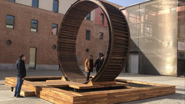 La rueda de Miler Lagos con la que puedes hacer que llueva y otras esculturas que ha traído Madblue esta primavera