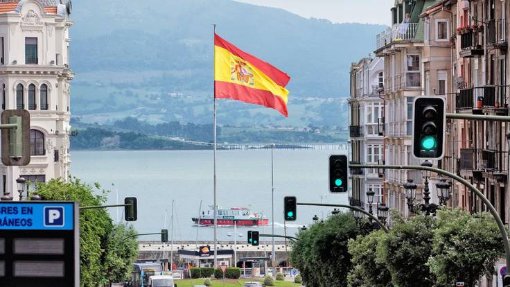 ¿Qué piensan los santanderinos de que el Ayuntamiento gaste 67.000 euros para colocar una Bandera de España?
