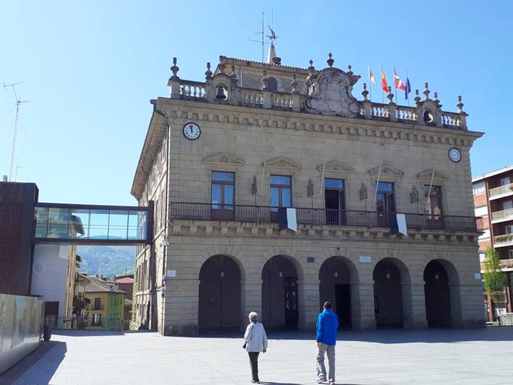 El consistorio irunés desde la plaza San Juan: Fuente: Ayuntamiento de Irun