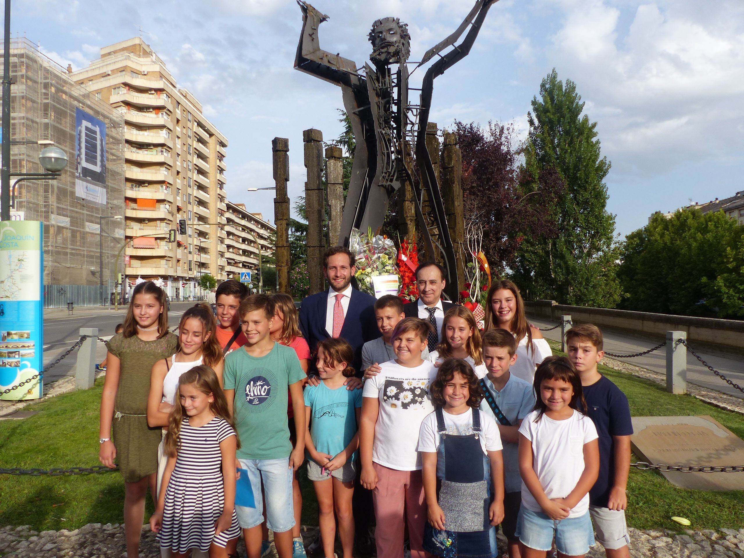 Monzón reivindica la figura de Joaquín Costa en su tradicional ofrenda  floral | Actualidad | Cadena SER