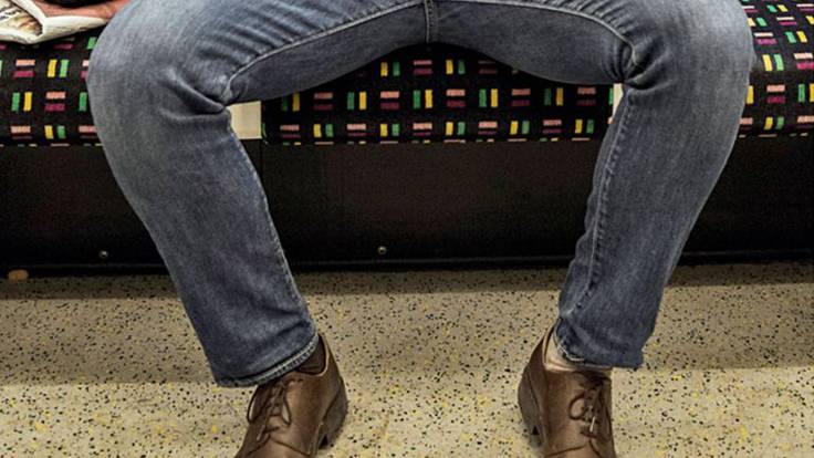 El campeón de España de manspreading logra ocupar todos los asientos de un vagón de metro