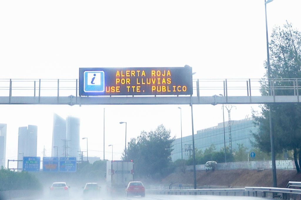 Aviso en una de las carreteras de entrada a Madrid para que no se circule en transporte privado a menos que sea estrictamente necesario