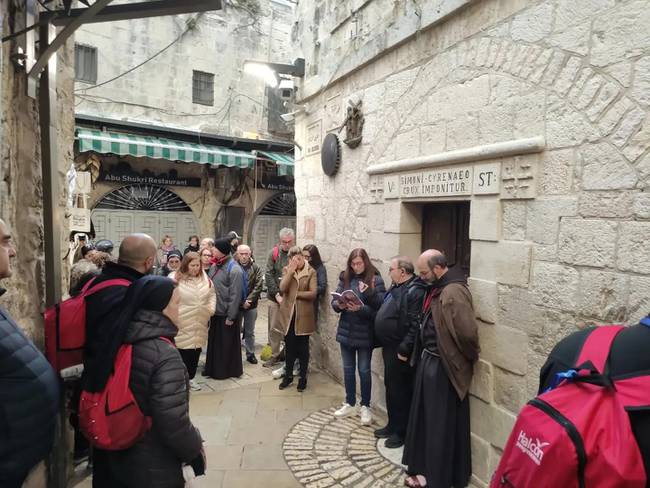 Rezo de una de las estaciones del Vía Crucis en la Vía Dolorosa en Jerusalén