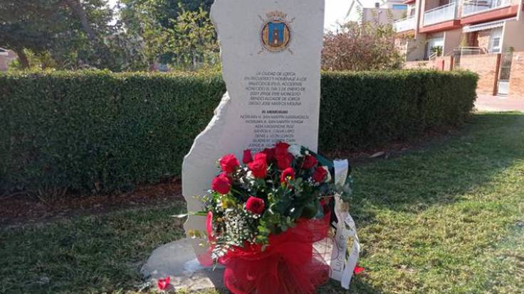 Lorca rinde homenaje con un monolito a las 12 víctimas de origen ecuatoriano fallecidas en un accidente de tráfico se mientras se desplazan a su lugar de trabajo en 2001