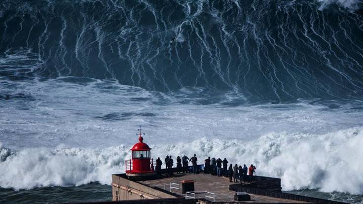Cazadores de olas gigantes