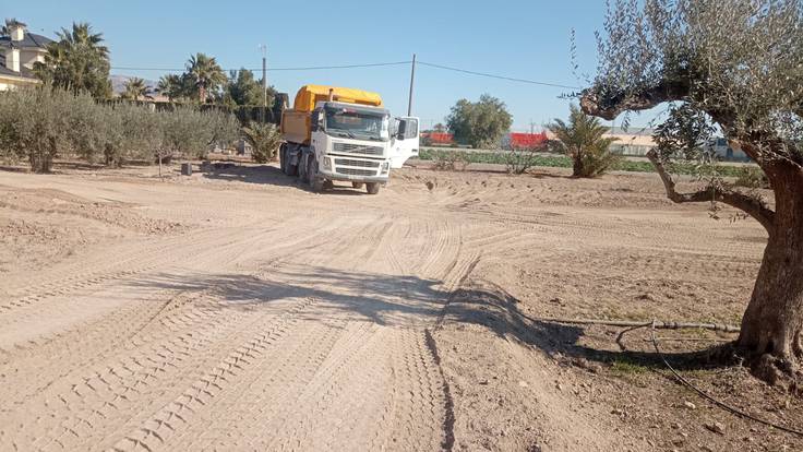 Vecinos de la pedanía lorquina de Tercia temen que sus parcelas queden inundadas porque han volcado arena en el camino por dónde acceden a sus viviendas