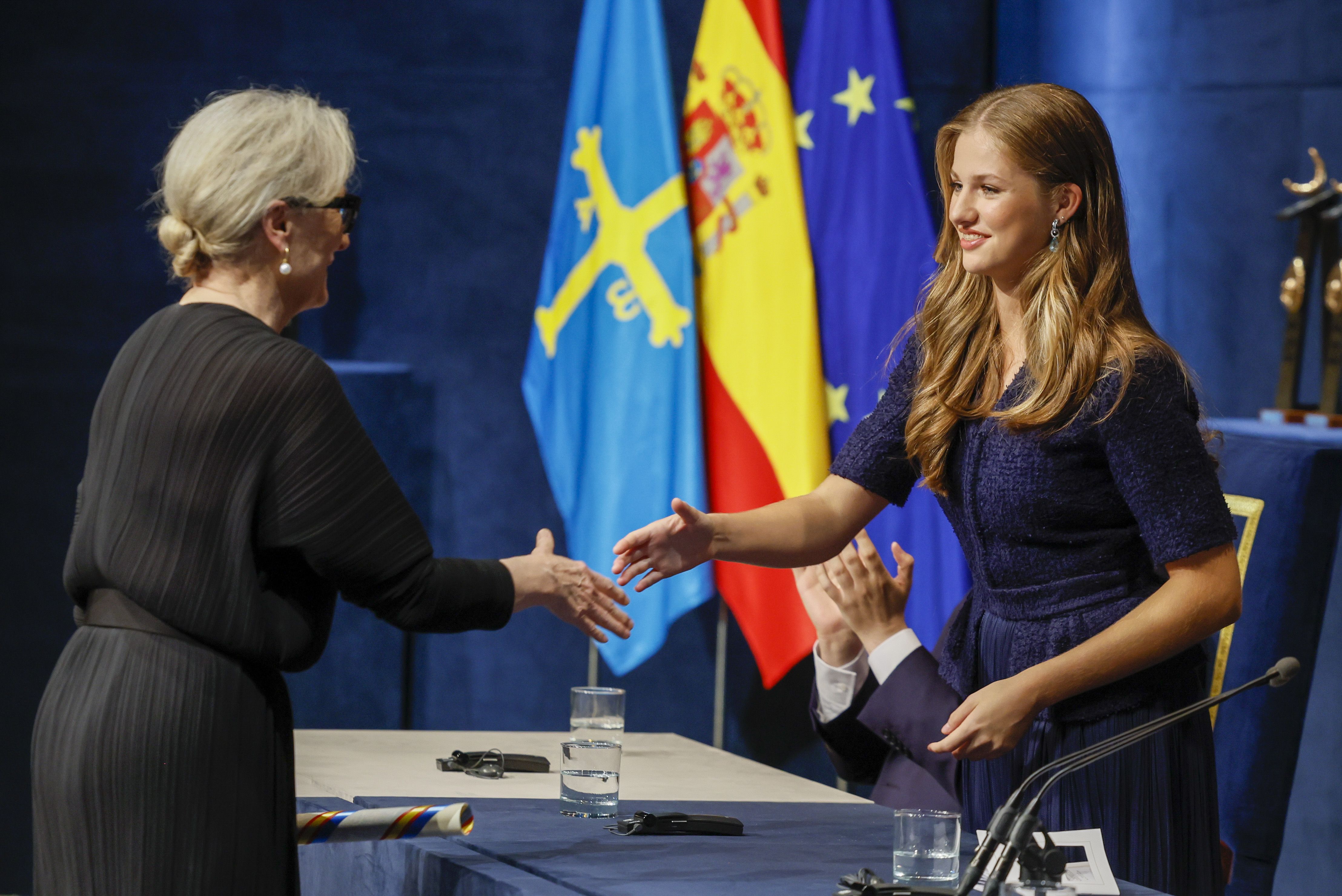 OVIEDO, 20/10/2023.- La princesa de Asturias, Leonor de Borbón (d), saluda a la actriz estadounidense Meryl Streep (i), Premio Princesa de Asturias de las Artes durante la gala de la 43º edición de los Premios Princesa de Asturias que se celebra este viernes en el Teatro Campoamor, en Oviedo. EFE/Ballesteros
