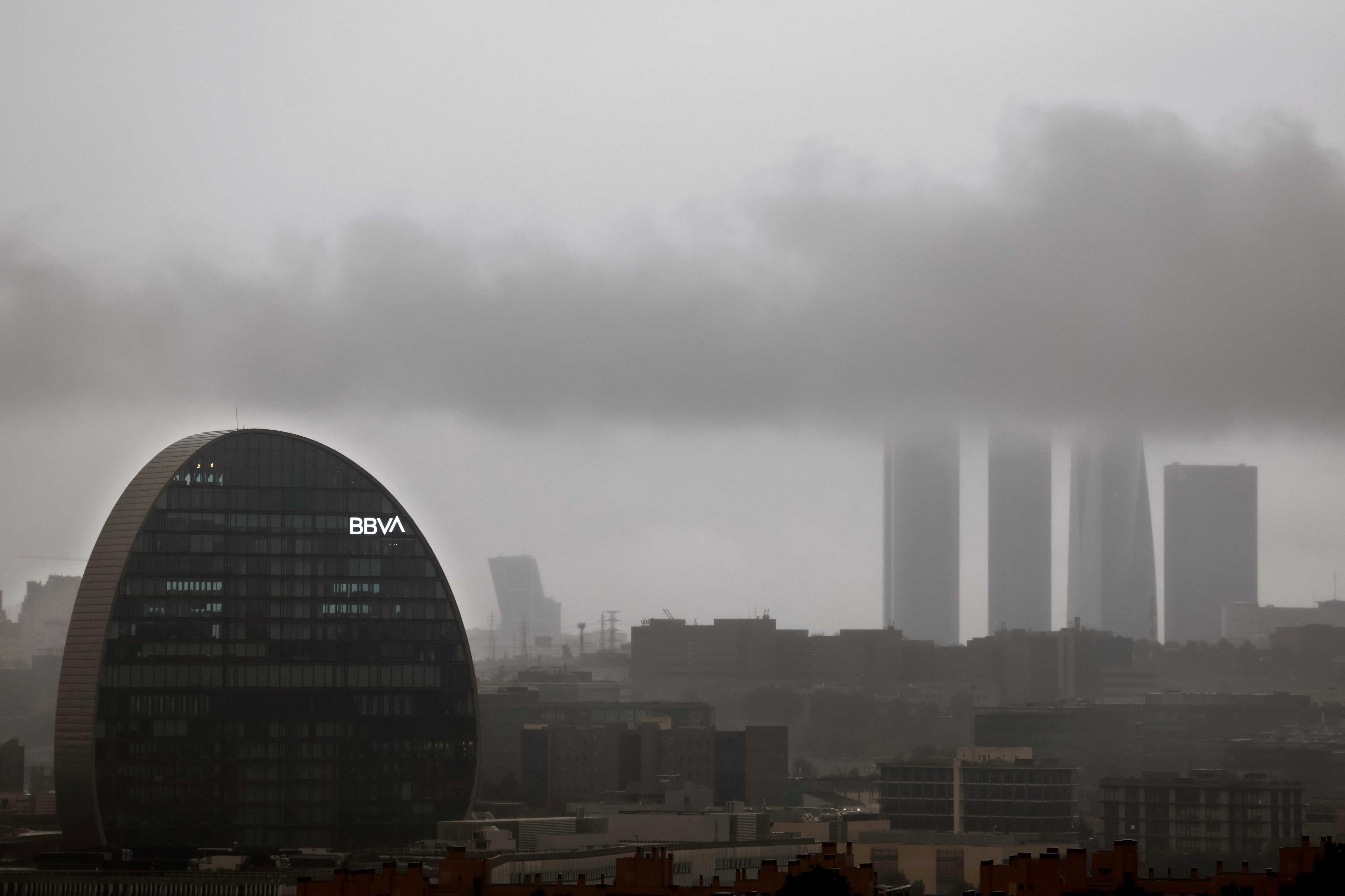 MADRID, 04/09/2023.- Grandes nubes cubren el cielo de Madrid este lunes con motivo del paso de la DANA, que ha dejado fuertes lluvias en algunos puntos de la península. EFE/ Sergio Perez
