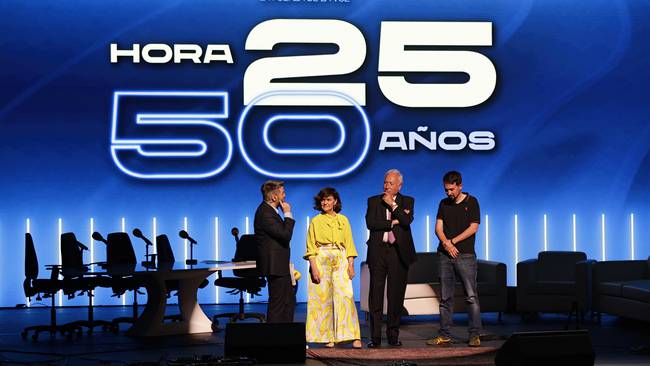Los miembros de &#039;El Ágora&#039;, Carmen Calvo,  García Margallo y Pablo Iglesias, en el escenario del Teatro Coliseum de Madrid.