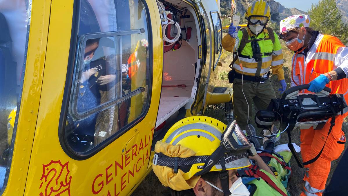 Pirata comida Socialista Los equipos de emergencias realizan un rescate en helicóptero cada dos días  en las dos últimas semanas | Actualidad | Cadena SER