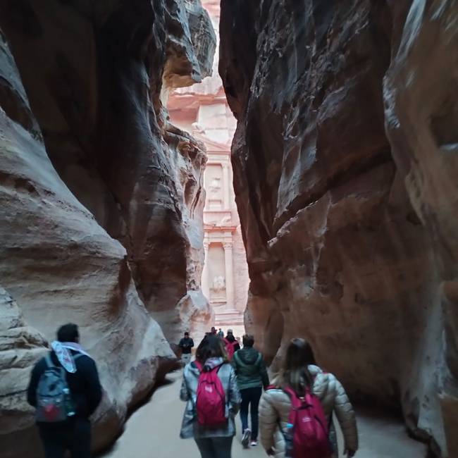 Camino de la ciudad rosa en la antigua Petra