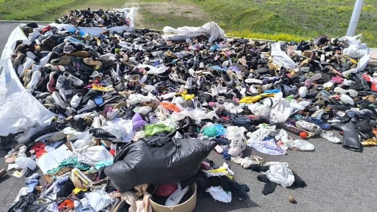 Miguel Ángel García, portavoz de Ecologistas en Acción Pinto, repasa el vertido ilegal de cientos de zapatos en Pinto