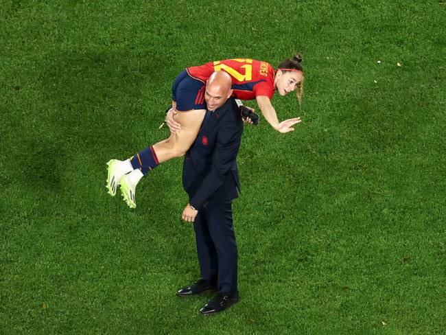 El expresidente de la Federación Española de Fútbol levanta en brazos a la jugadora Athenea del Castillo durante la celebración del triunfo en el Mundial de Australia