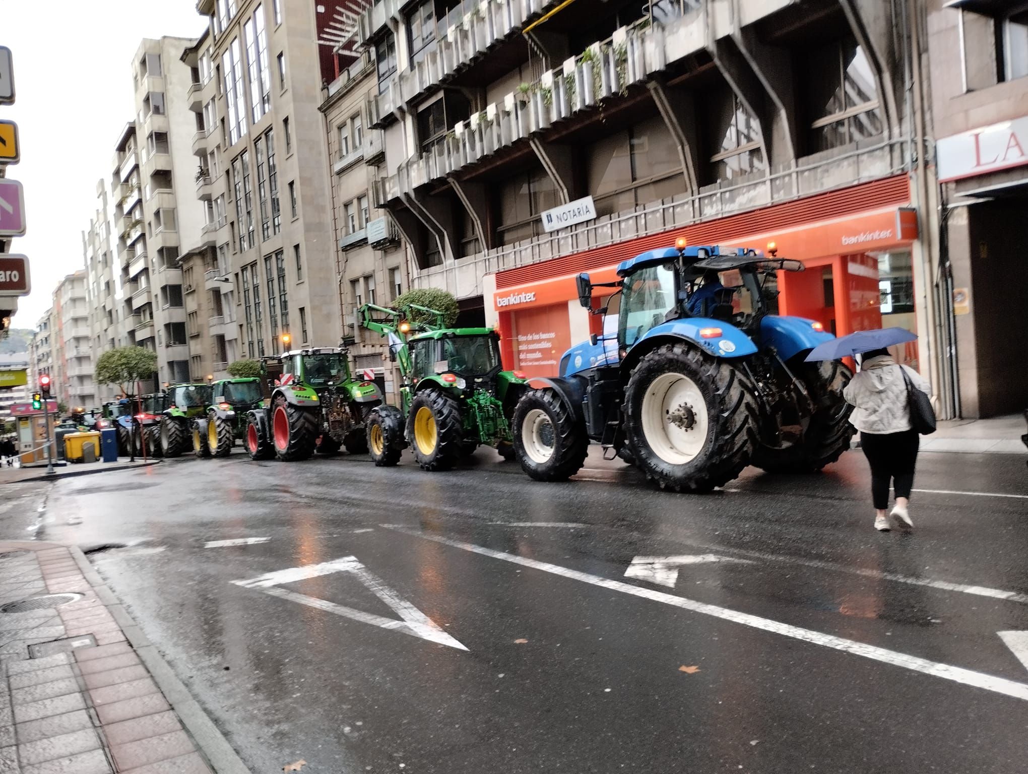 Los tractores abandonan Ourense colapsando la avenida de la Habana 