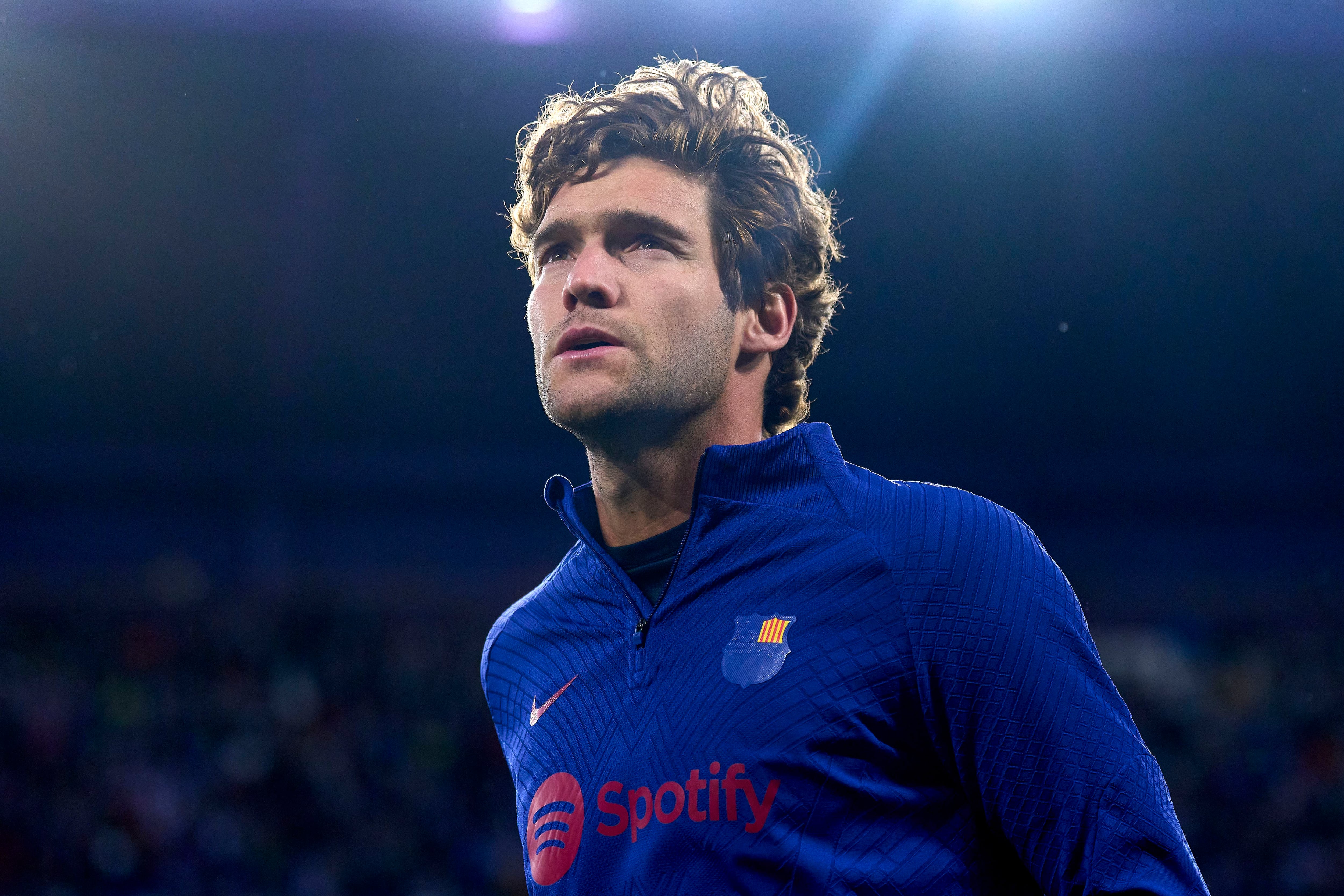 Marcos Alonso, durante el calentamiento de un partido del FC Barcelona