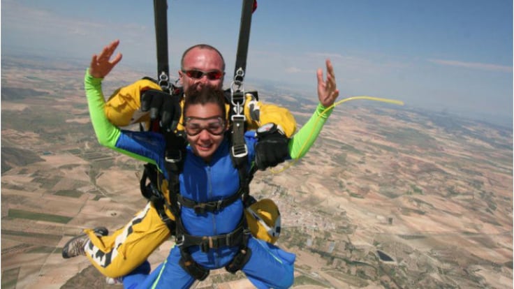 “Gritar, adrenalina y diversión”, así son los saltos en paracaídas en Cuenca