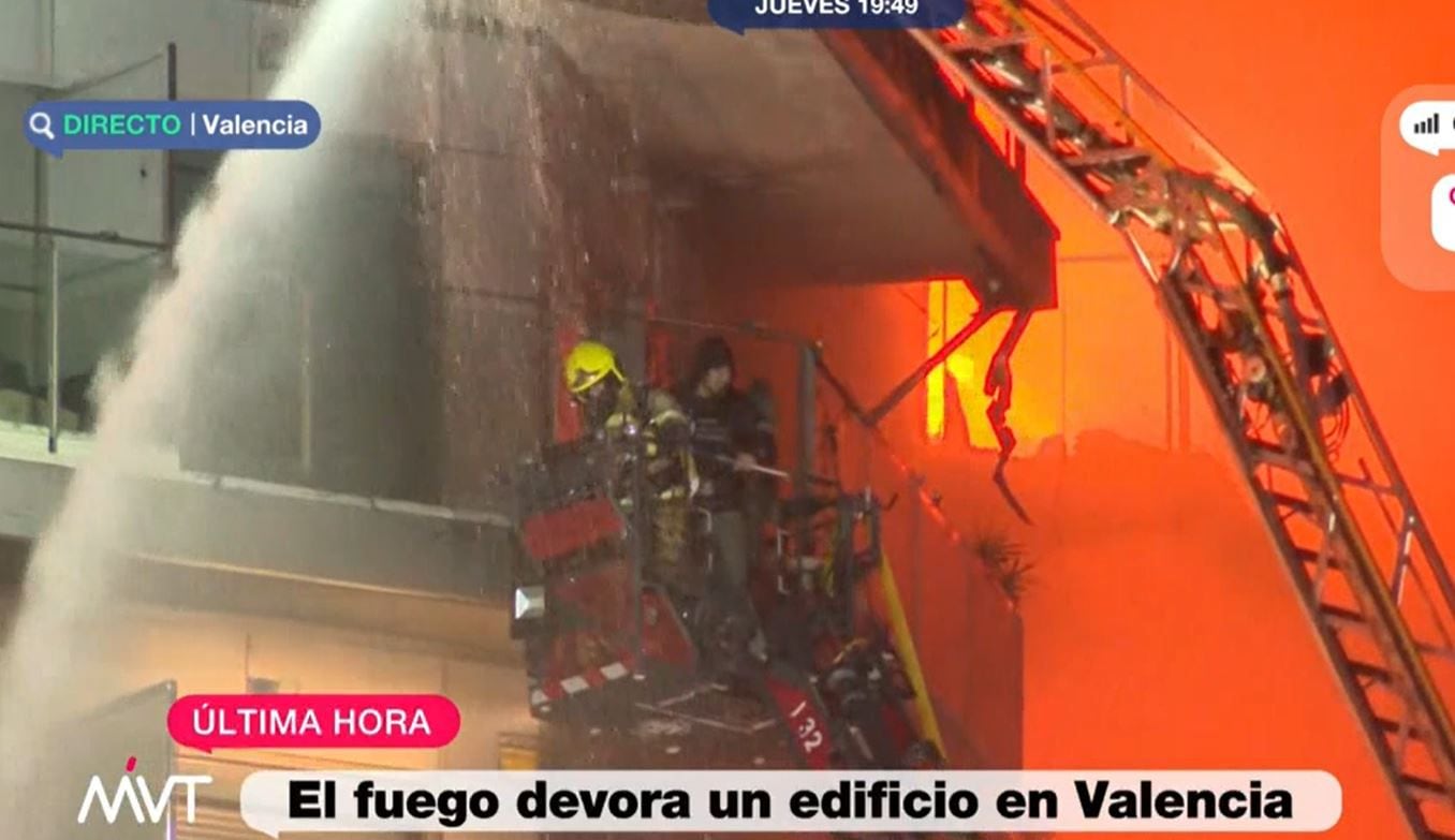 Imagen del rescate de dos personas en el incendio de un edificio de Valencia