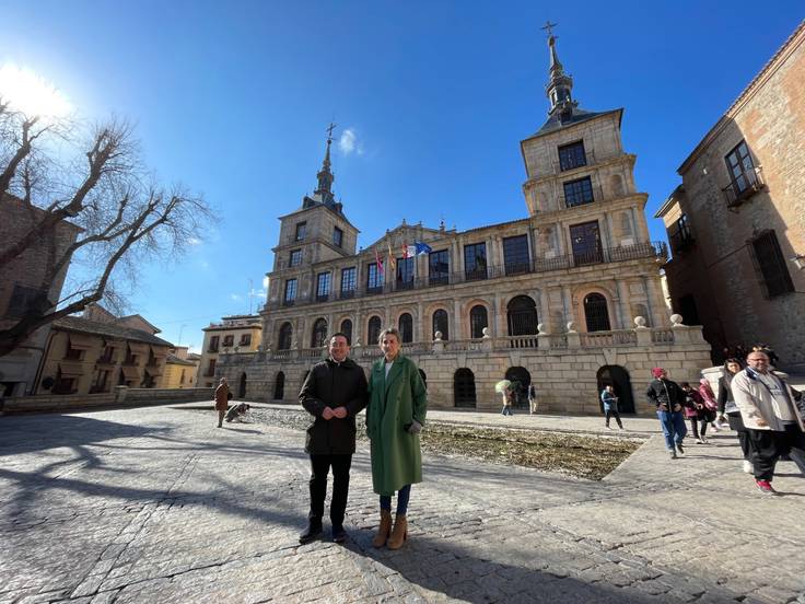 El ministro de Exteriores, José Manuel Albares, durante su visita a Toledo acompañado por la alcaldesa de la ciudad, Milagros Tolón