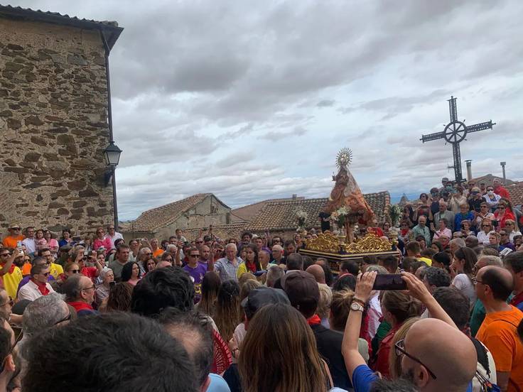 La Virgen del Castillo de Bernardos llegando a su iglesia. Fotografía : Diócesis de Segovia