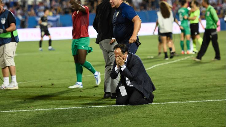 El director único deportivo de la UD Almería llorando por el ascenso.