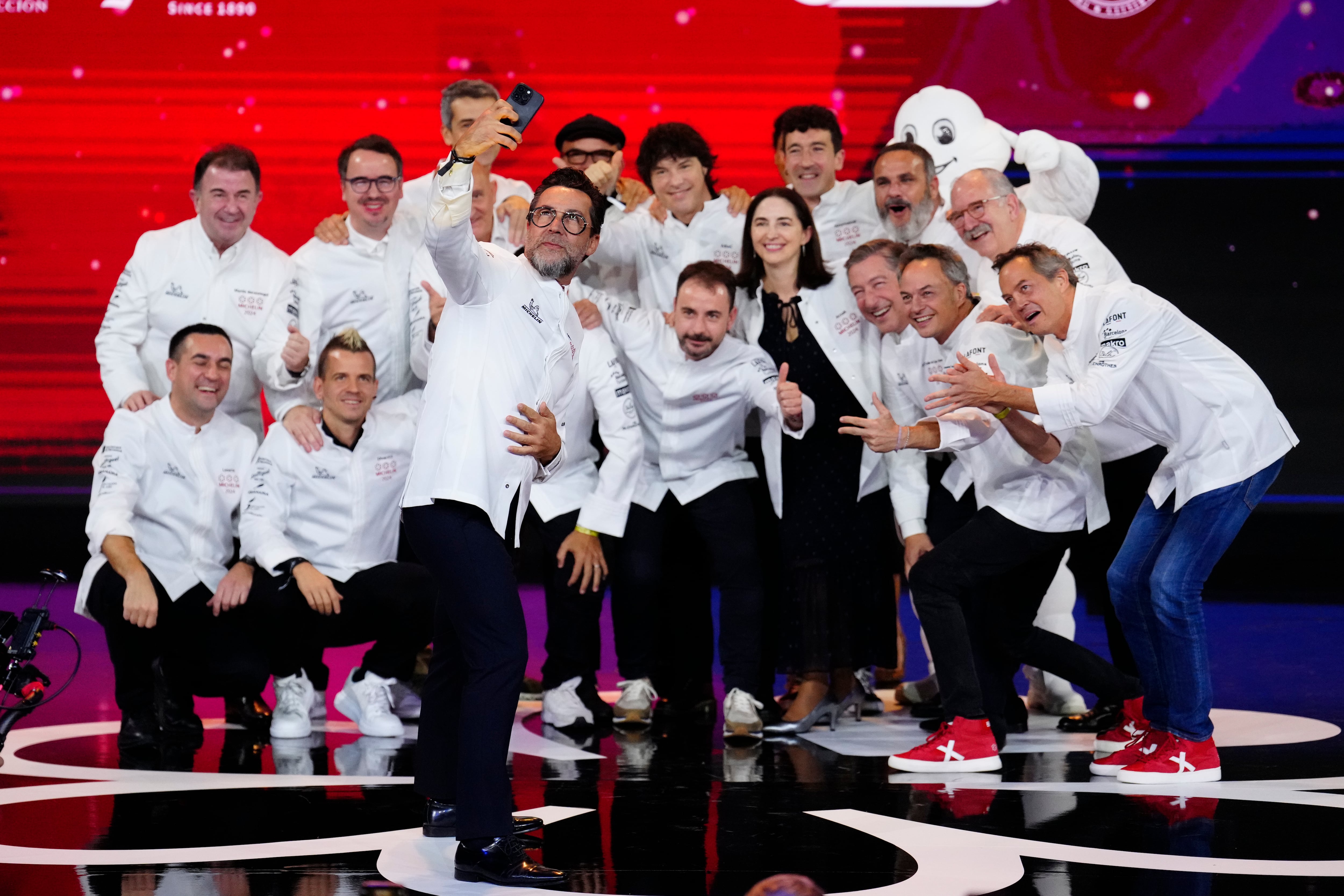 Foto de familia dos cociñeiros que recibiron &quot;3 estrellas Michelín&quot; durante a gala das estrellas Michelin 2024 celebrada en Barcelona