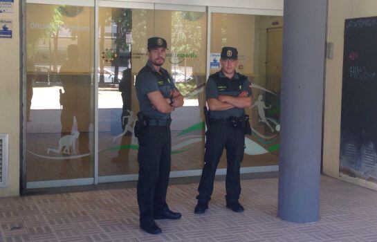 Agents custodiant l'entrada del Consell Esportiu.