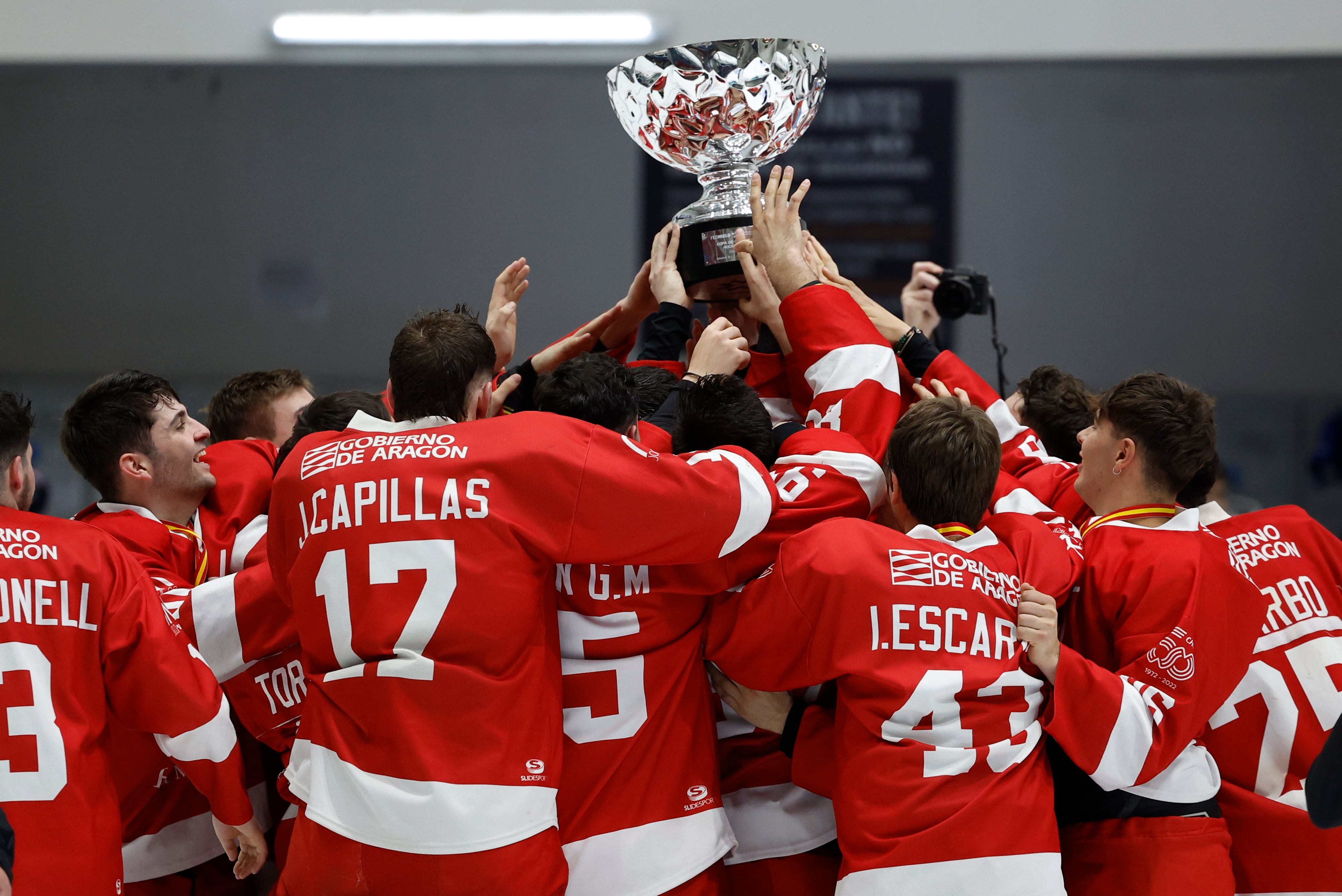 Los jugadores del Club Hielo Jaca celebran su victoria en la final de la Copa del Rey. EFE/ Chema Moya