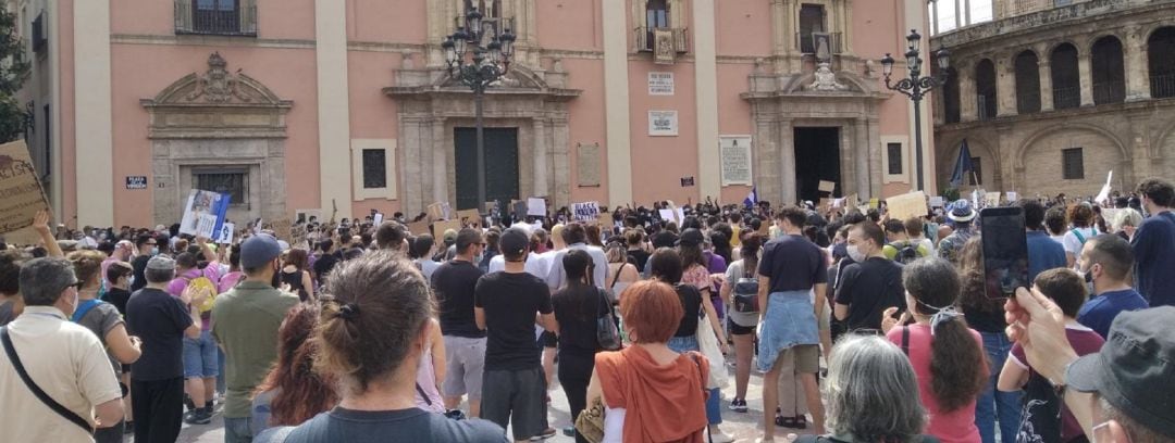 Concentración en la Plaza de la Virgen en memoria de George Floyd, de las vidas negras y contra el racismo