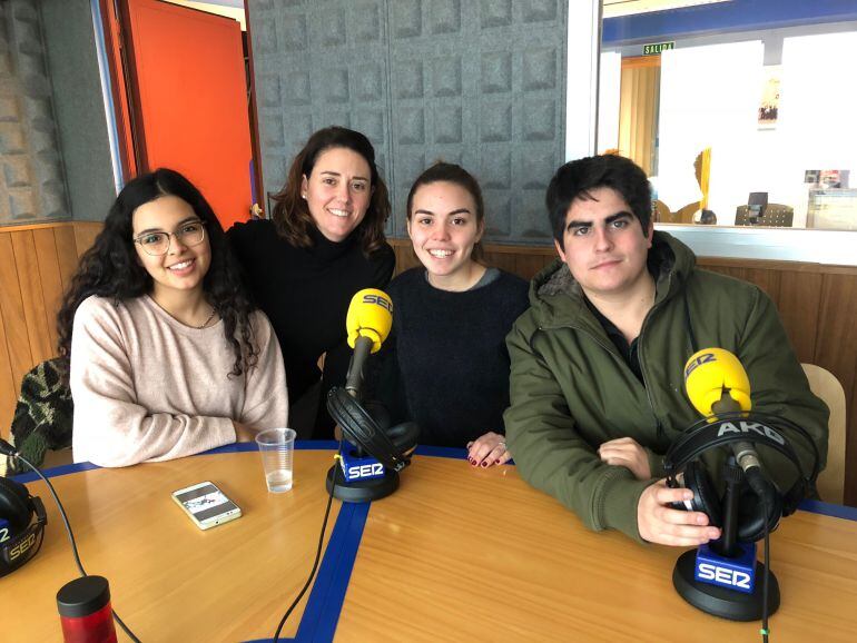 Los alumnos y su profesora, en los estudios de Radio Ibiza
