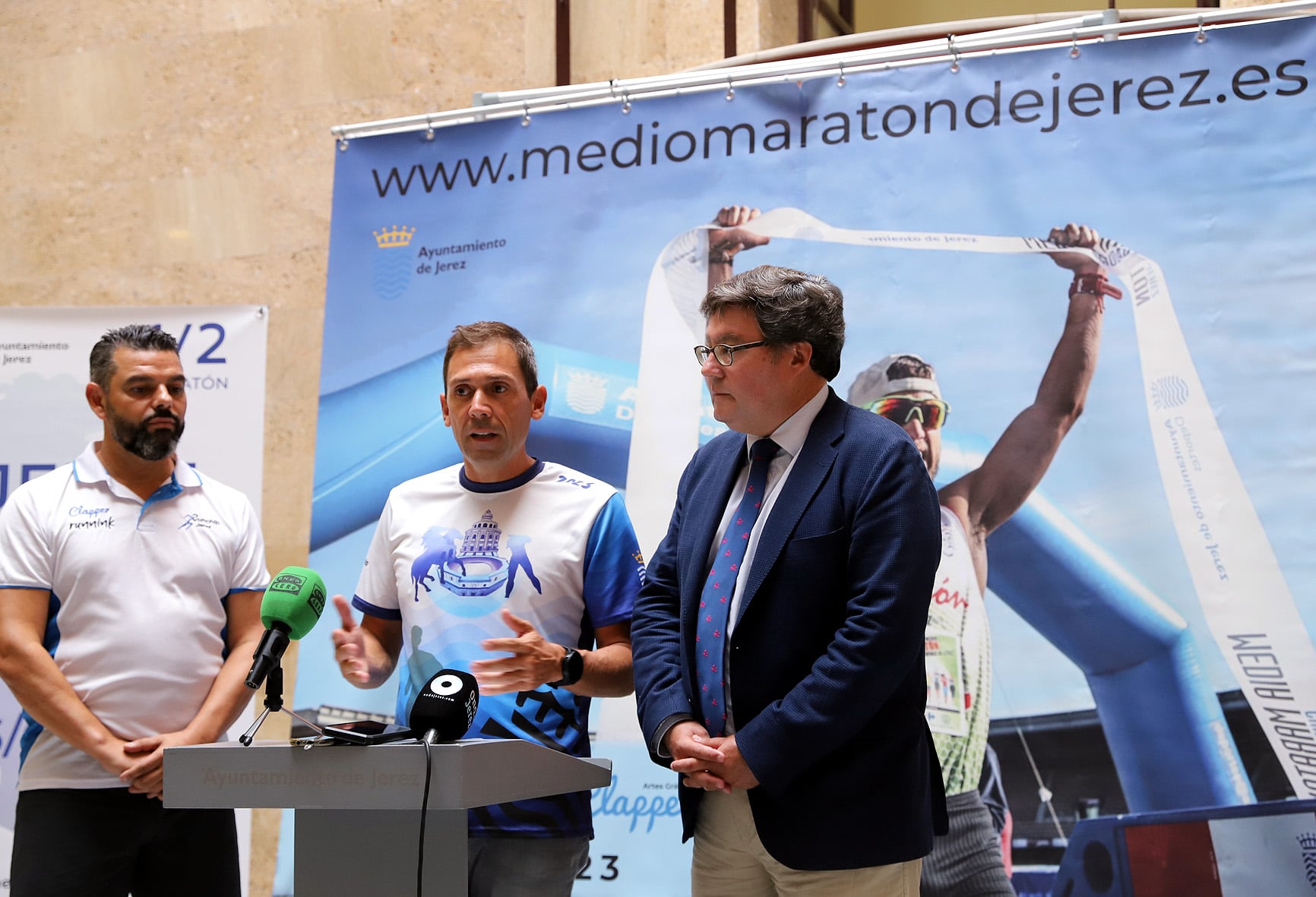 La camiseta de la Media Maratón lucirá los colores, el escudo y estatuas de Jerez