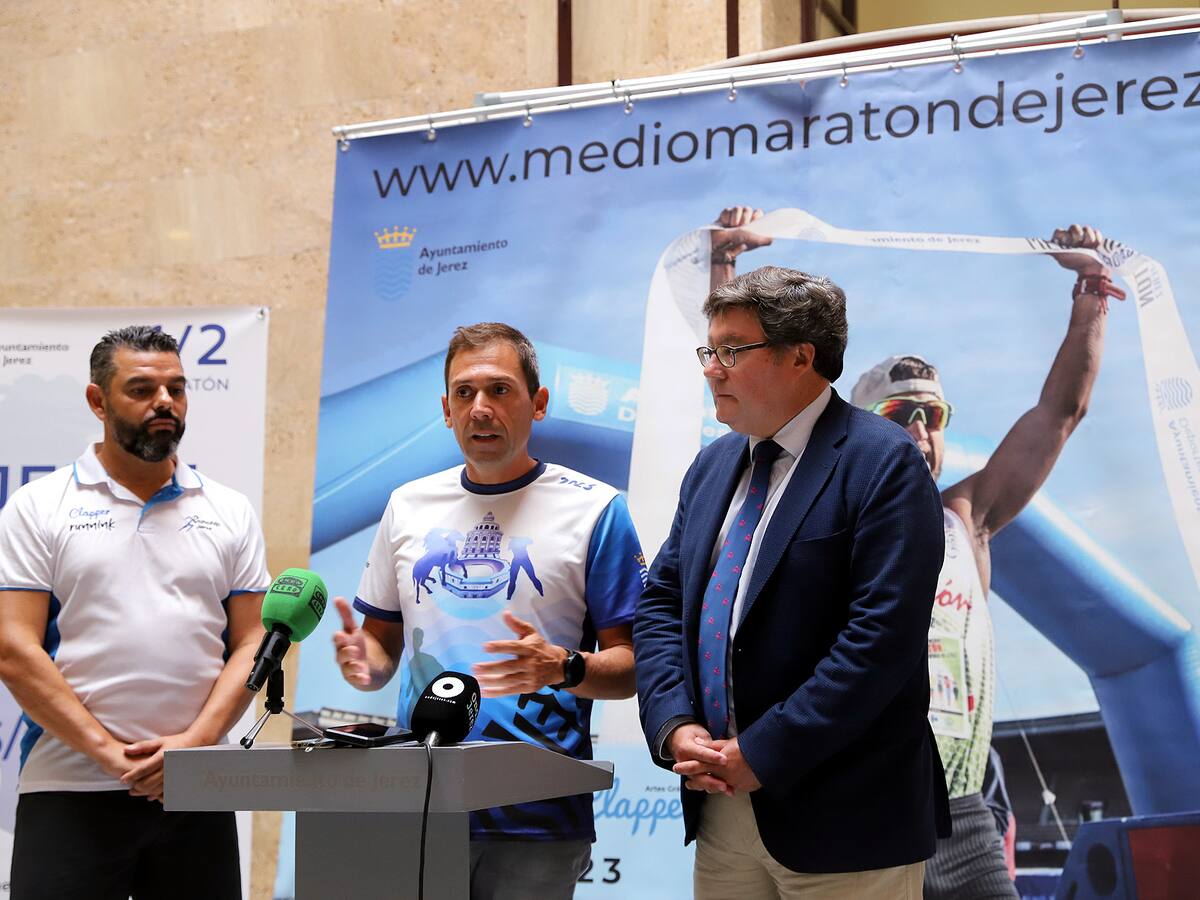 La camiseta de la Media Maratón 2023 lucirá los colores, el escudo, edificios y estatuas de Jerez