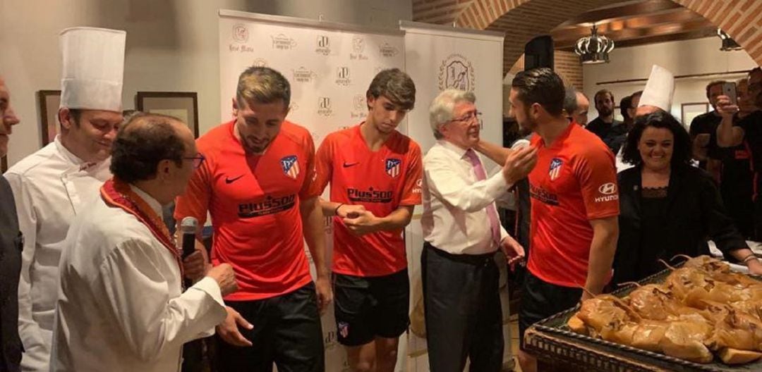 Jugadores del Atlético de Madrid, instantes antes de cortar el cochinillo en su visita al Restaurante José María. 