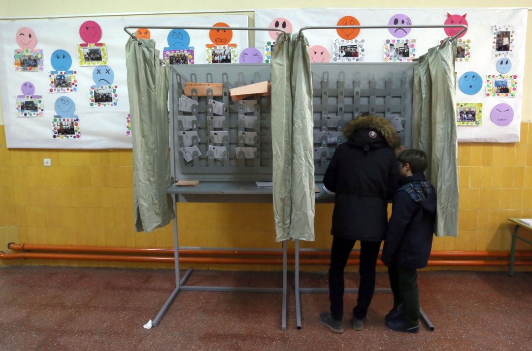 Una mujer prepara su voto en un colegio electoral de Valladolid en las pasadas elecciones generales