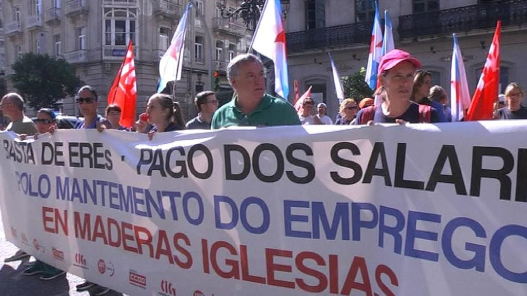 Trabajadores de Maderas Iglesias durante una protesta en Vigo.