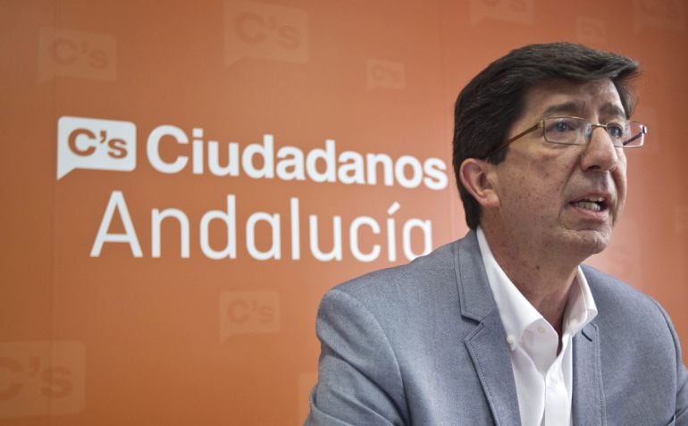 GRA081 SEVILLA, 06/04/2015.- El líder andaluz de Ciudadanos, Juan Marín, ha insitido hoy en rueda de prensa en Sevilla que la abstención de su partido en la investidura como presidenta de la Junta de Andalucía de Susana Díaz, está condicionada a la aceptación de medidas contra la corrupción y ha avisado de que "no cambiará" su decisión por "sillones" o pactos en las municipales y autonómicas. EFE/José Manuel Vidal