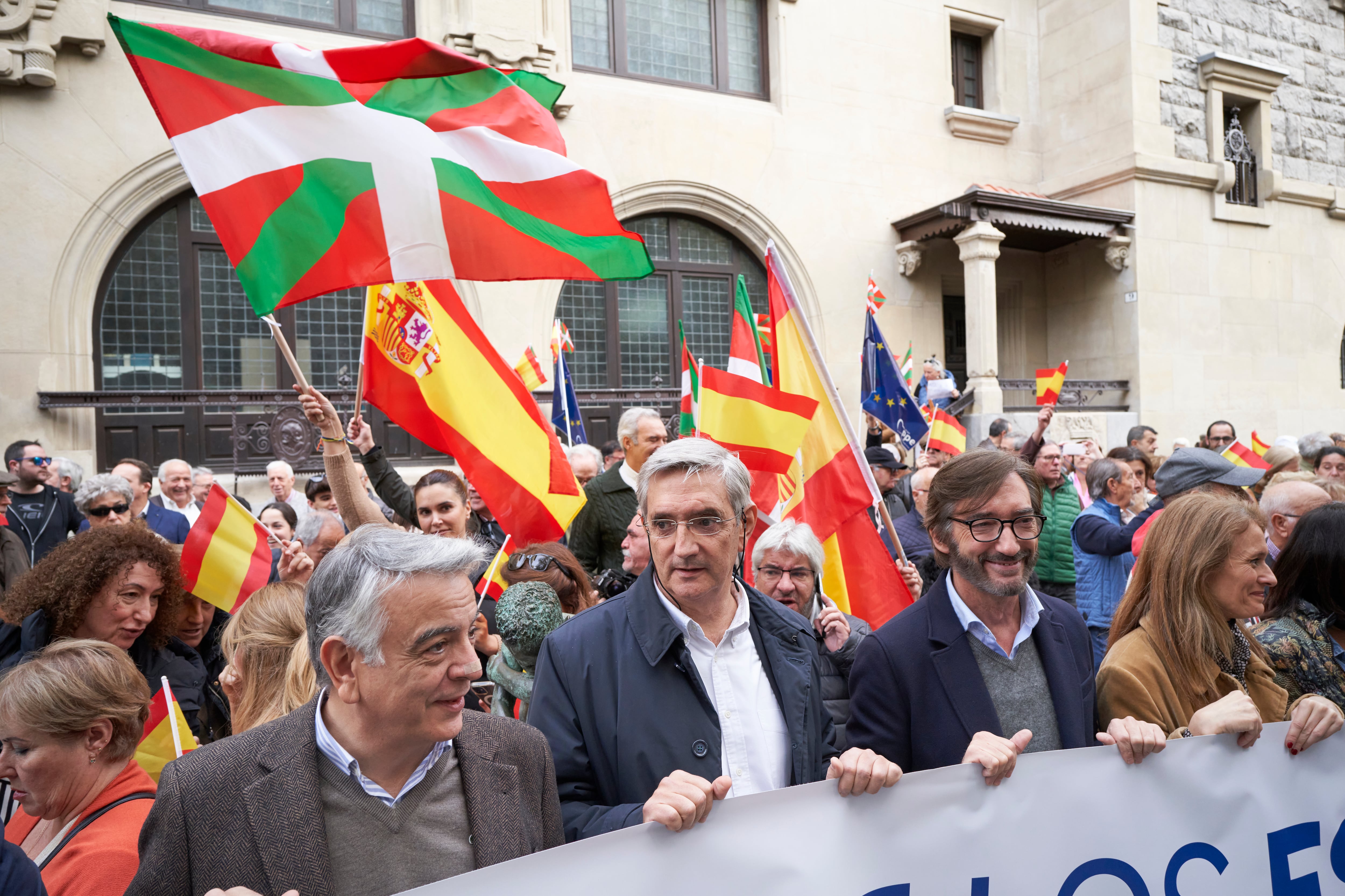 Dirigentes del PP vasco, junto al periodista Miguel Angel Idígoras, sujetan la pancarta en la concentración contra la amnistia de Vitoria. EFE/ Adrián Ruiz Hierro