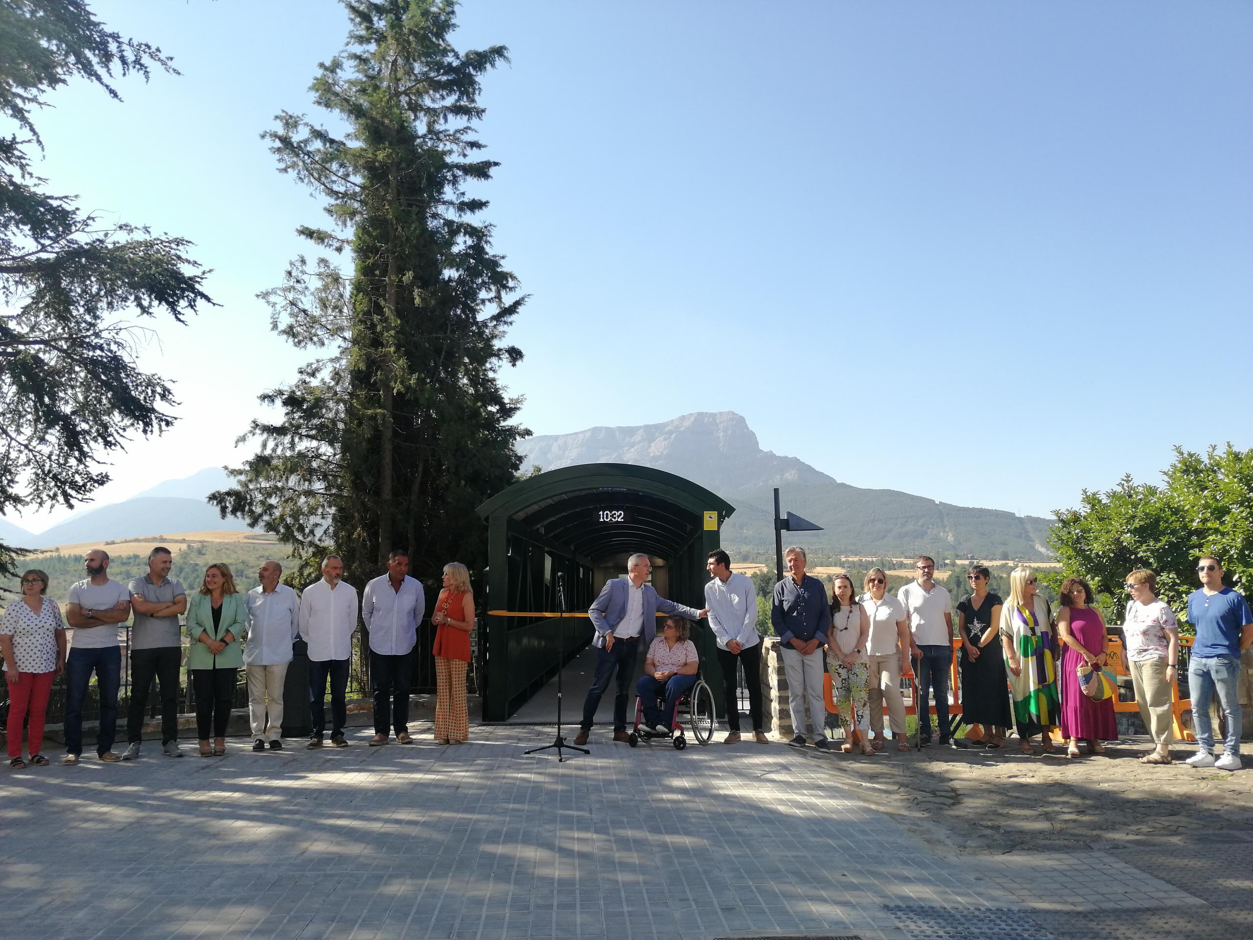 Foto de familia en la inauguración del elevador de Jaca