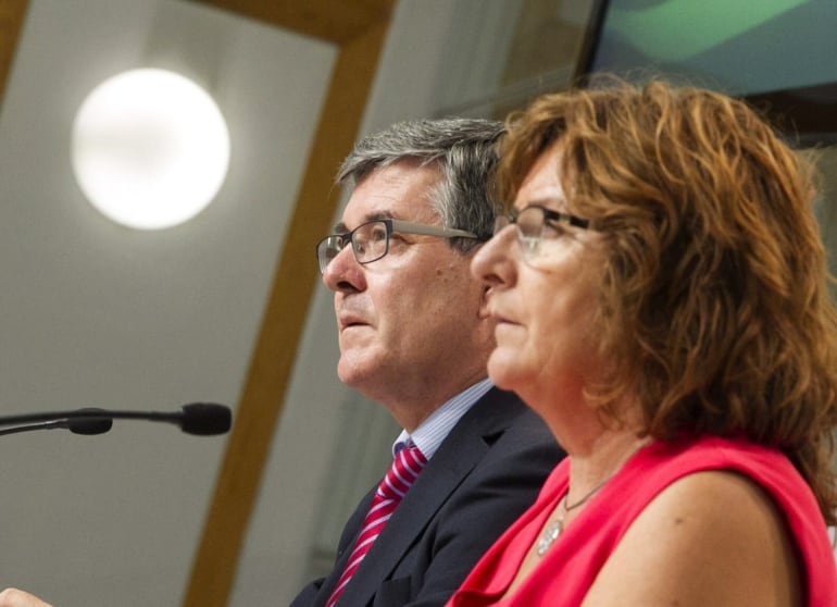 La consejera de Derechos Sociales del Gobierno de Aragón, Mariví Broto, acompañada por el Consejero de Presidencia, Vicente Guillén