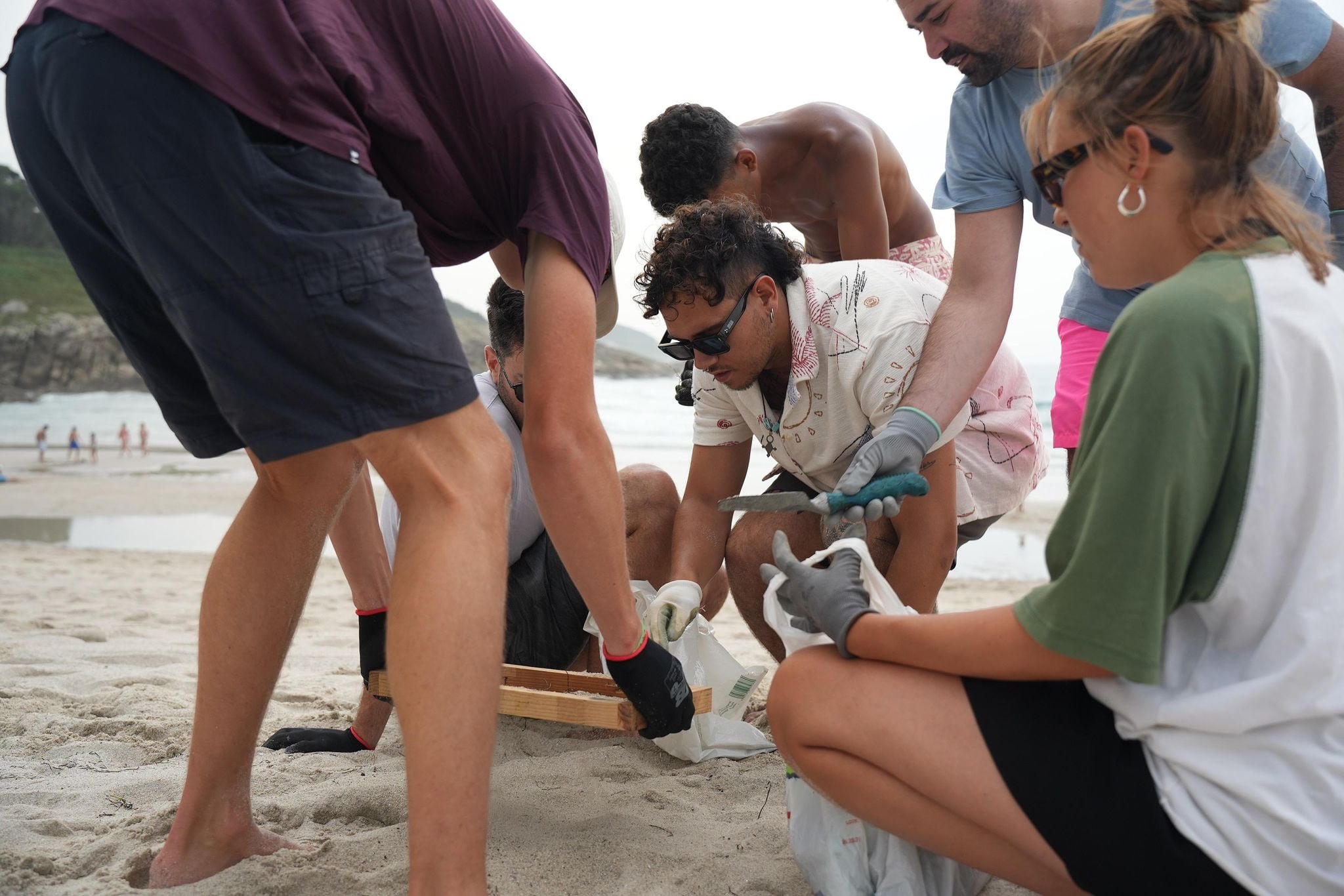 Voluntarios limpiando la playa burelense 