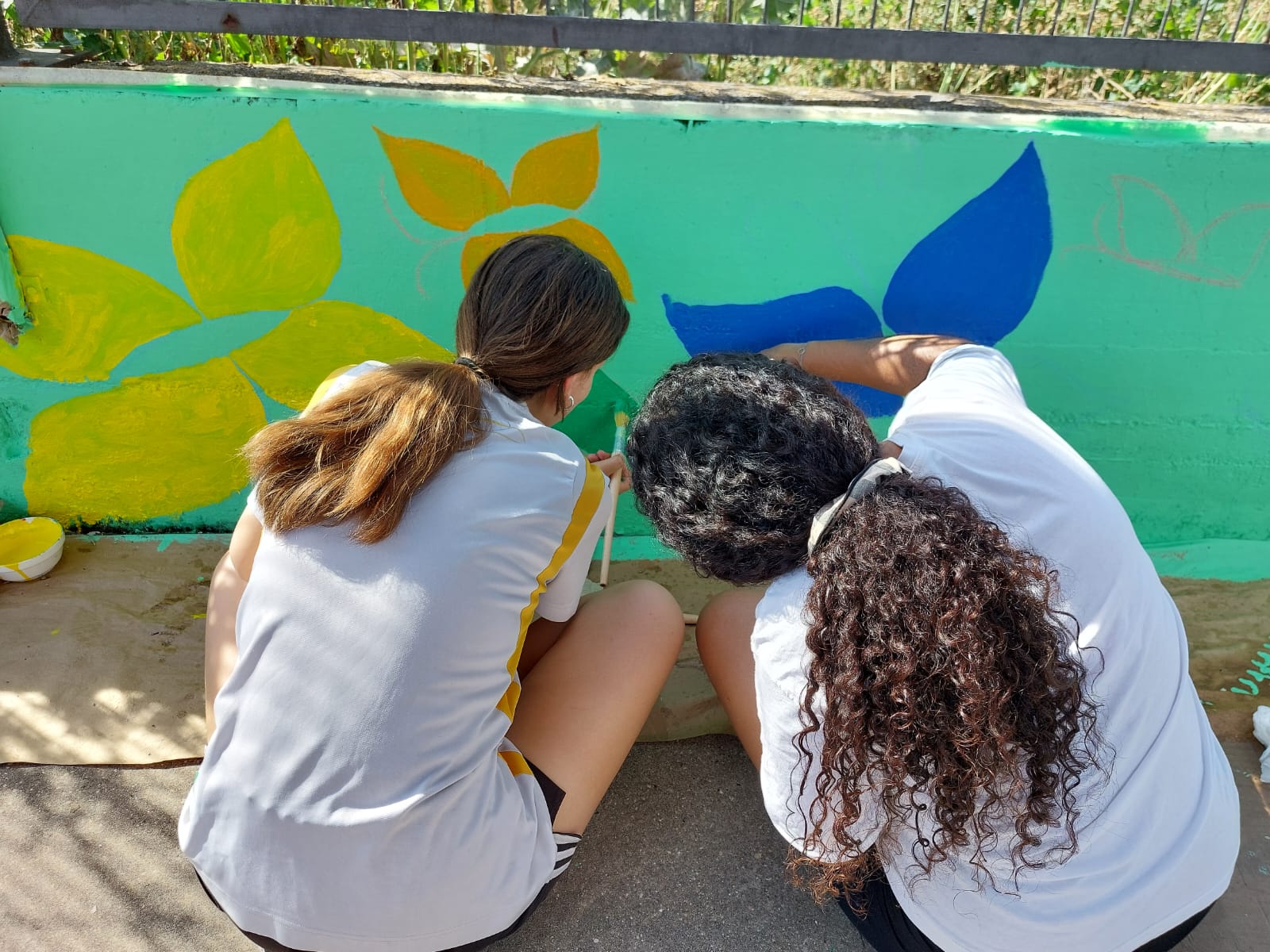 Preparativos del mural de COFU en el colegio Fuenteminaya