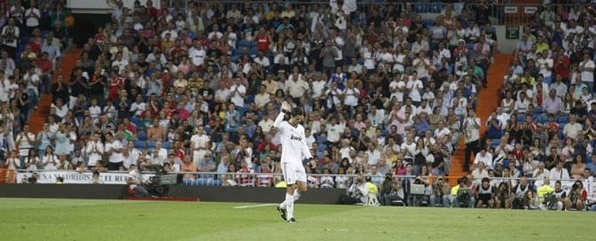 Cristiano Ronaldo saluda al público del Bernabéu en el momento en el que fue sustituido frente al Granada