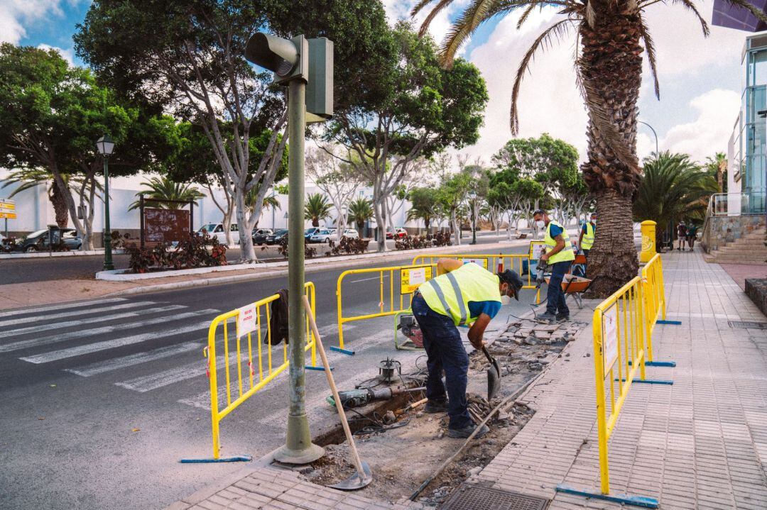 Trabajos en uno de los pasos de peatones de la Vía Medular de Arrecife.