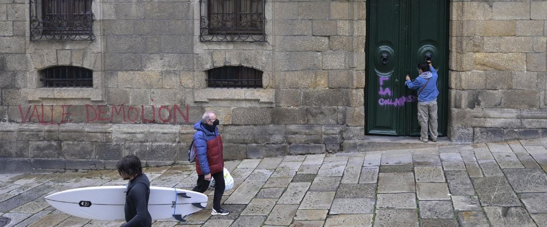 El cuidador de la Casa Cornide y testigo de los Franco en el juicio por su ocupación por nueve activistas en 2017, cierra la puerta del inmueble, en A Coruña, Galicia 